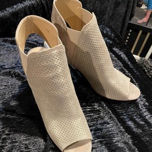 Vaneli gold bootie